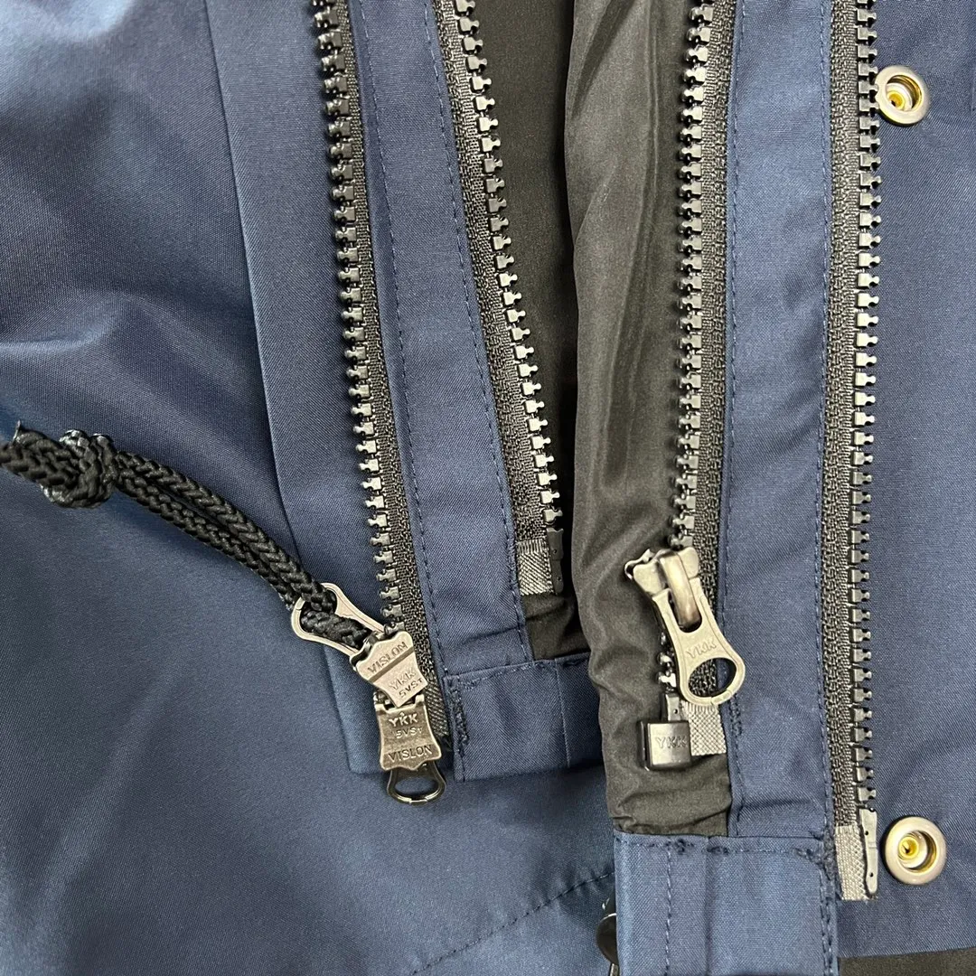 Style number: C 01 P240 Top original Navy Blue color 𝐓𝐡𝐞 𝐍𝐨𝐫𝐭𝐡 𝐅𝐚𝐜𝐞 ｜𝟭𝟵𝟵𝟬 𝐆𝐨𝐫𝐞-𝐓𝐞𝐱｜TNF North Face Classic Jacket 1. Waterproof to the international ISO standard 90 (ISO 4) level to achieve the rolling effect of water droplets on a lotus leaf! 2. Fabric: 2L double-layer Gore-tex fabric is used. The surface layer of the fabric is made of ultra-high-strength waterproofing and the inner layer is covered with film, so it achieves a three-layer waterproof effect, making the garment waterproof and anti-fouling and breathable for excellent outdoor effects. 3. Embroidery: Imported Barudan/Behringer embroidery machine restores ZP. BEHRINGER's 10,000-needle embroidery is neat and three-dimensional, with full three-dimensionality and the charm of each letter. Each stroke has a strong three-dimensional effect. 4. Accessories: Original YKK zipper for the whole garment, which can withstand 100,000 pulls and wear, and original Velcro. The four-button buttons are customized from the original Japanese SELEX. 5 buttons are all in the same direction. The washed QR code is consistent with zp and can be scanned! 6. The entire garment adopts heat-sealing and gluing technology, and all seams are bonded with high-temperature gluing. Size xs s m L x L xx L